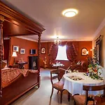 Earls Court House 4*
