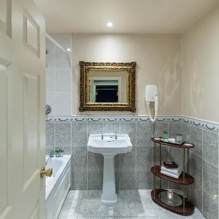 Earls Court House Guest house 4*