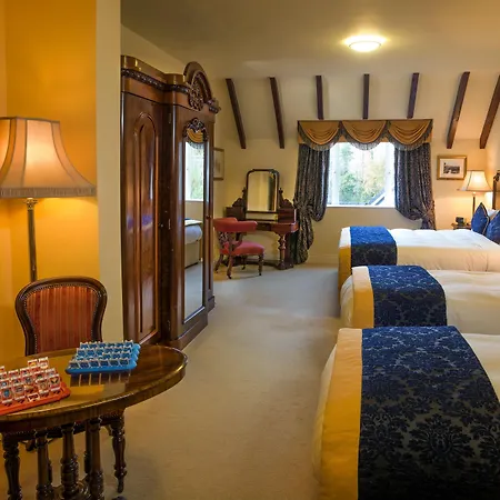 Earls Court House 4*