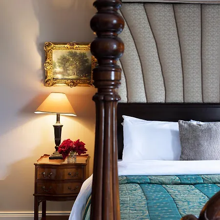 Earls Court House Guest house 4*