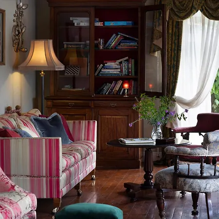 Earls Court House Guest house 4*