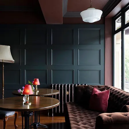 Earls Court House 4*