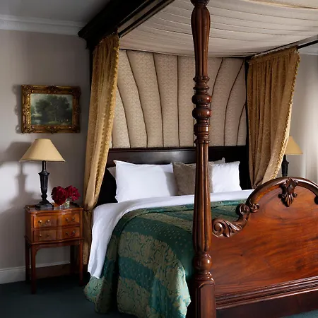 Earls Court House 4*