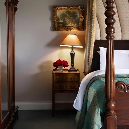 Earls Court House 4*