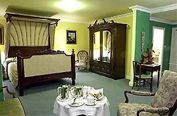 Earls Court House 게스트하우스 킬라니