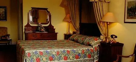 Earls Court House Guest house 4*