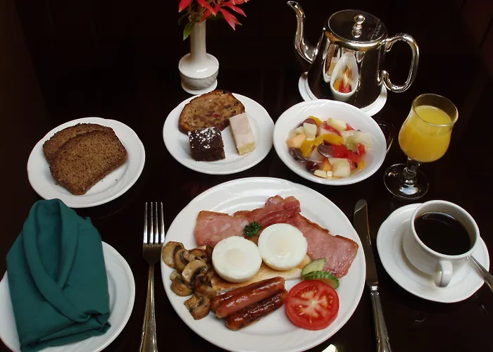 Earls Court House 4*