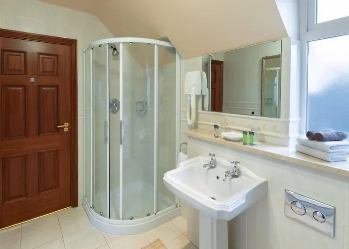 Earls Court House 4*