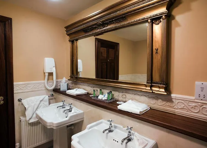 Earls Court House 4*